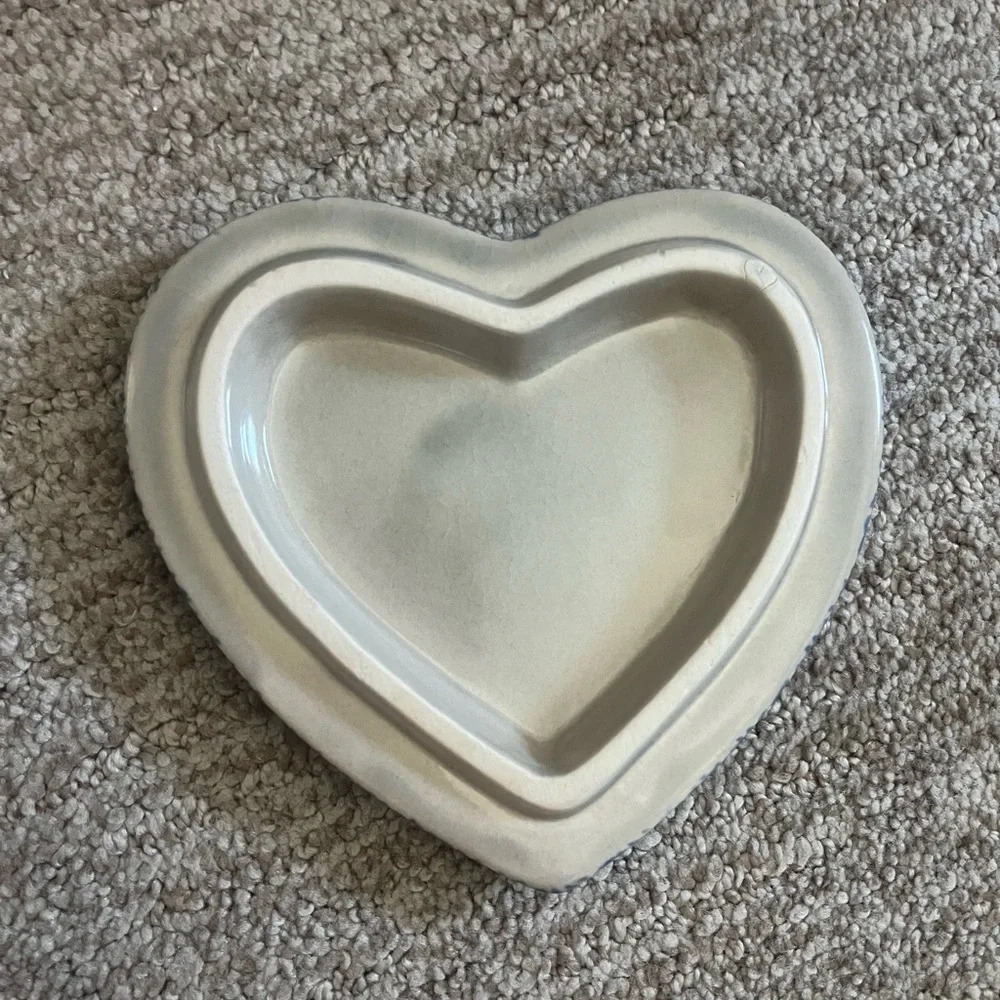 Vintage ceramic blue heart cottage core trinket dish with a lid - Picture 3 of 5